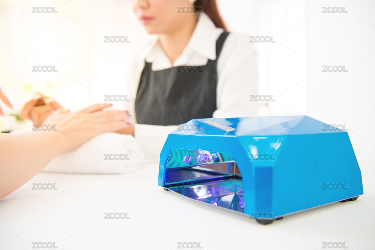 良好的指甲紫外光燈機是刷指甲油在現(xiàn)實沙龍店的背景后，專業(yè)的美甲師使用非常重要。美麗和時尚理念。（主預(yù)覽-1144630） - 未分類 - 站酷設(shè)計師PRImageFactory原創(chuàng)素材 - 站酷ZCOOL