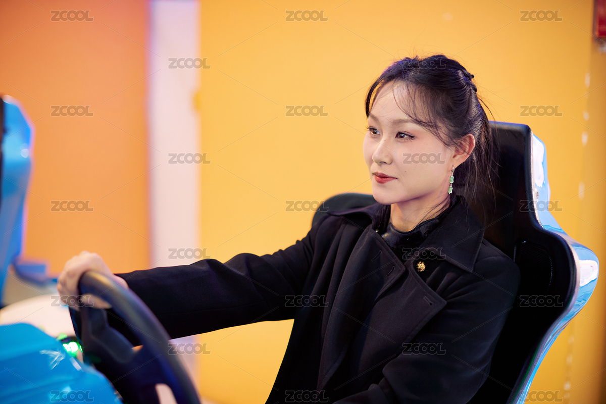 周末在电子游戏娱乐玩赛车游戏的美女（主预览-9050217） - 未分类 - 站酷设计师蓝太阳TNT原创素材 - 站酷ZCOOL