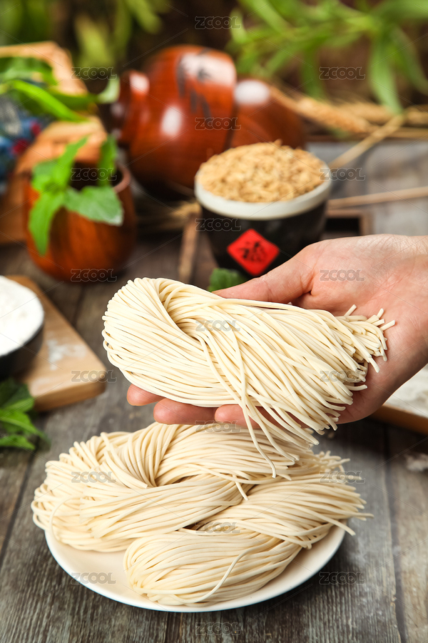 木底上放著一盤手工面和手上拿著面條（主預覽-5776462） - 未分類 - 站酷設計師PAOPAO攝影工作室原創(chuàng)素材 - 站酷ZCOOL