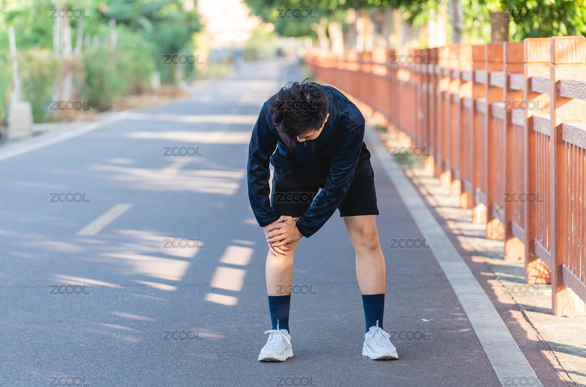 亞洲男青年在戶外扶住膝蓋（主預(yù)覽-6889378） - 未分類 - 站酷設(shè)計(jì)師Anciens原創(chuàng)素材 - 站酷ZCOOL
