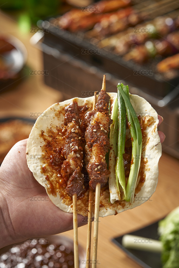 手拿著一張里面有羊肉串和洋蔥的卷餅（主預覽-10679425） - 未分類 - 站酷設計師光燦攝影工作室原創(chuàng)素材 - 站酷ZCOOL