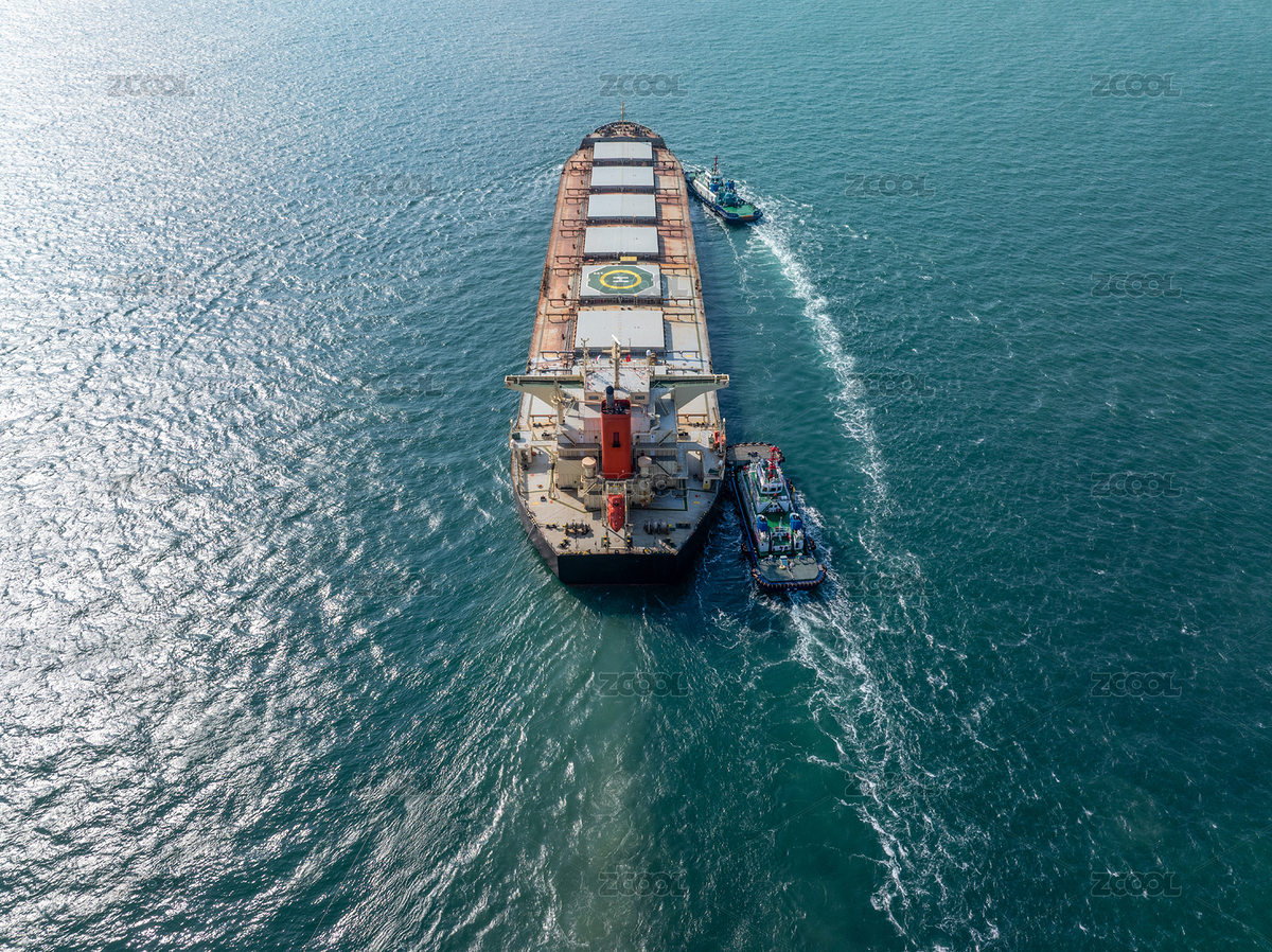 航拍一艘散貨船在拖船的牽引下駛向碼頭（主預(yù)覽-11632989） - 未分類 - 站酷設(shè)計師webstar15原創(chuàng)素材 - 站酷ZCOOL