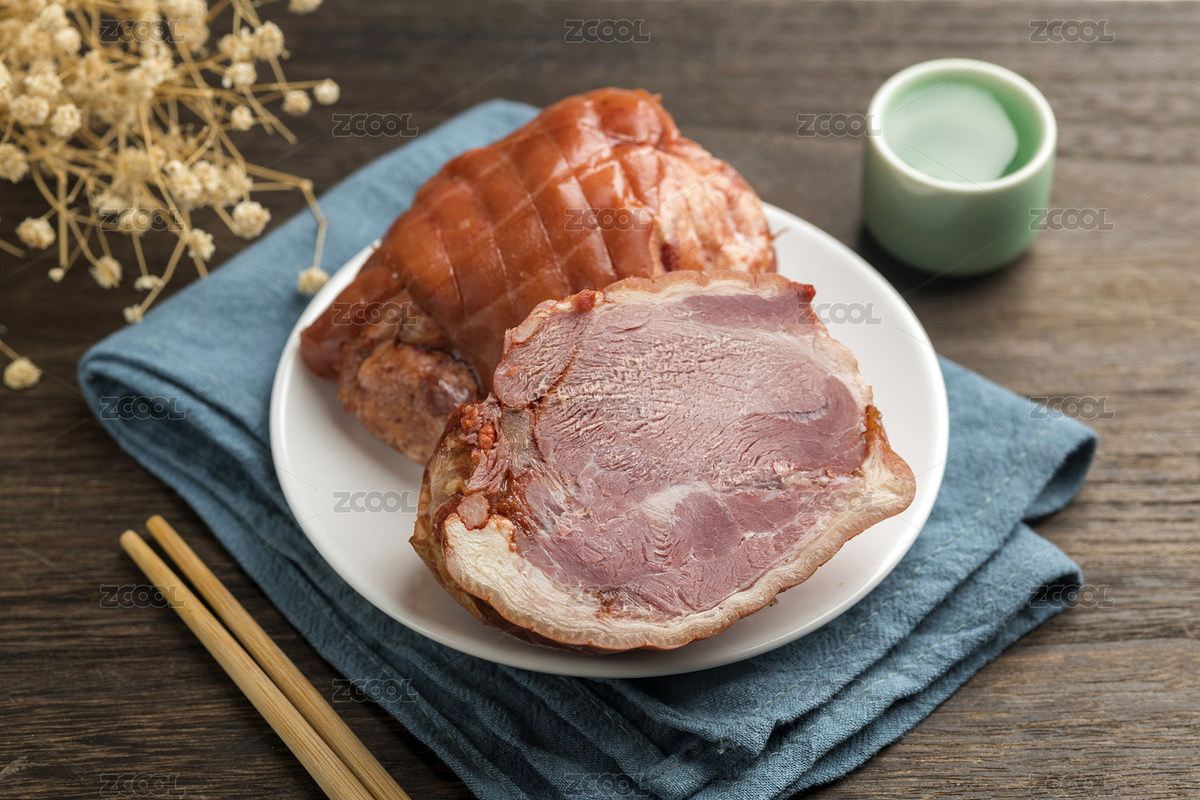 一盤醬豬肘子擺放在木桌面上特寫（主預(yù)覽-7821437） - 未分類 - 站酷設(shè)計(jì)師金翅大鵬原創(chuàng)素材 - 站酷ZCOOL