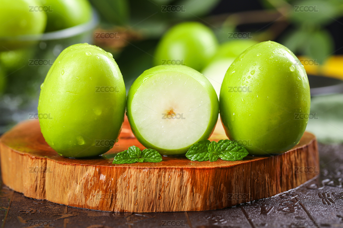 木板上放著兩個完整的牛奶青棗和半邊牛奶棗（主預(yù)覽-8021632） - 未分類 - 站酷設(shè)計師PAOPAO攝影工作室原創(chuàng)素材 - 站酷ZCOOL