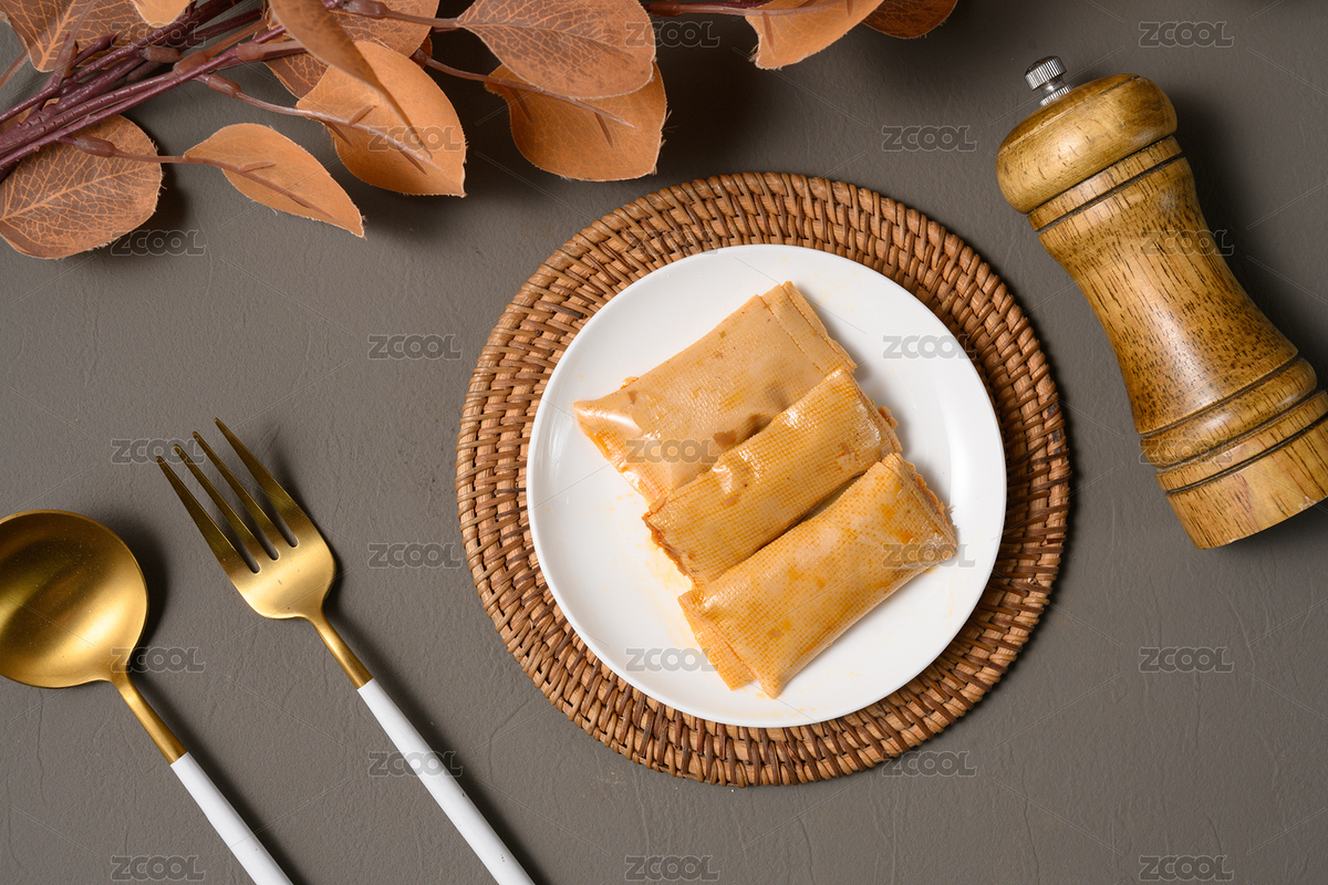 桌面上的盤子里的美味可口的香菇豆皮卷（主預(yù)覽-9023655） - 未分類 - 站酷設(shè)計(jì)師我是小助理原創(chuàng)素材 - 站酷ZCOOL