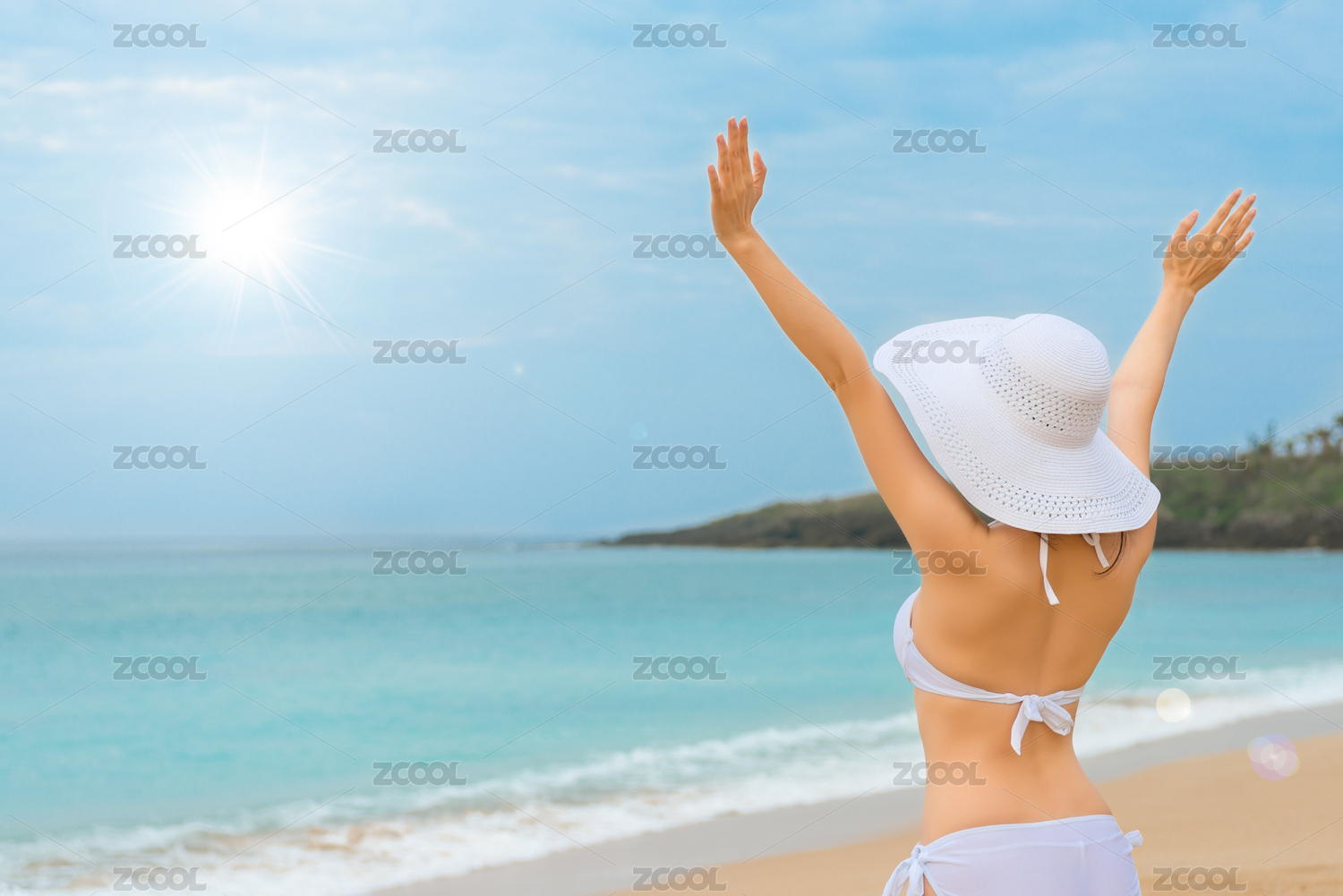 性感的女人幸福，以提高她的手，以庆祝节日面对sun.wearing白色比基尼泳装在海滩仰望天空空白回COPYSPACE对视站立帽子设置。