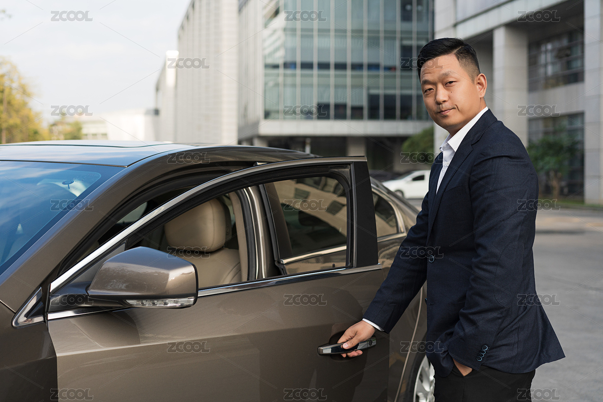 辦公樓前的亞裔男子在開車門（主預覽-3391746） - 未分類 - 站酷設計師allenchen214原創(chuàng)素材 - 站酷ZCOOL