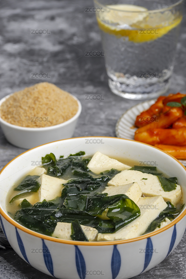 桌上的海帶湯牛肉粉和炒年糕（主預覽-8126470） - 未分類 - 站酷設計師鹿璐璐呀原創(chuàng)素材 - 站酷ZCOOL