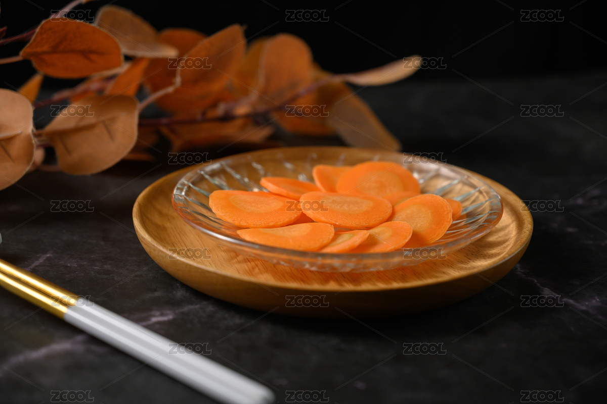 桌面上的盤子里的新鮮的胡蘿卜片（主預(yù)覽-8584062） - 未分類 - 站酷設(shè)計(jì)師我是小助理原創(chuàng)素材 - 站酷ZCOOL