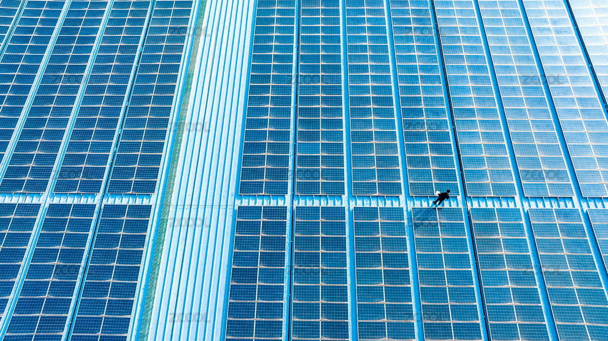 航拍一個工人在檢修屋頂?shù)奶柲茈姵匕澹ㄖ黝A(yù)覽-8793061） - 未分類 - 站酷設(shè)計師Cookie_Wei原創(chuàng)素材 - 站酷ZCOOL