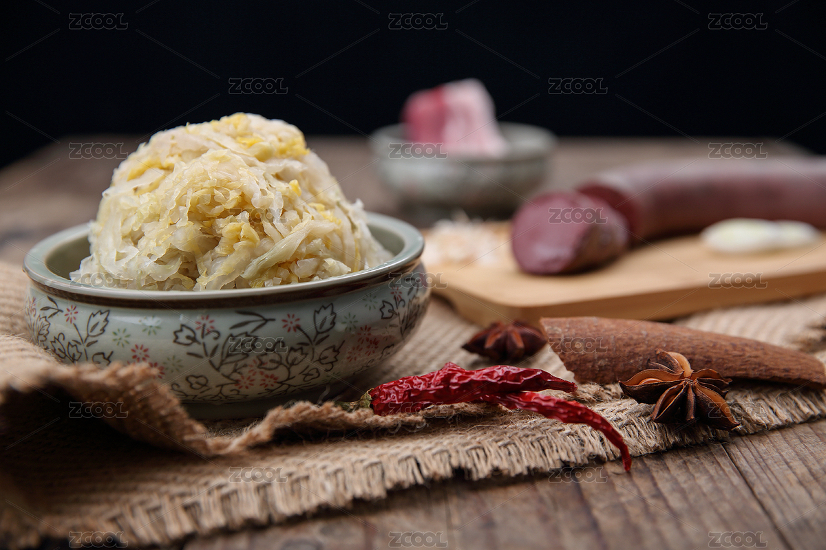 盛裝酸菜的復(fù)古瓷碗和血腸五花肉香辛料放在木制桌面上（主預(yù)覽-7023342） - 未分類 - 站酷設(shè)計(jì)師sjing00原創(chuàng)素材 - 站酷ZCOOL