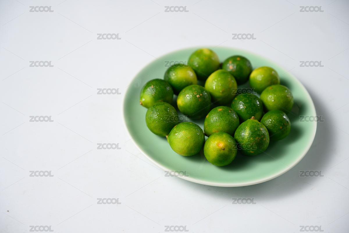 桌面上的盤子里的美味可口的新鮮小青桔（主預(yù)覽-8865464） - 未分類 - 站酷設(shè)計(jì)師我是小助理原創(chuàng)素材 - 站酷ZCOOL