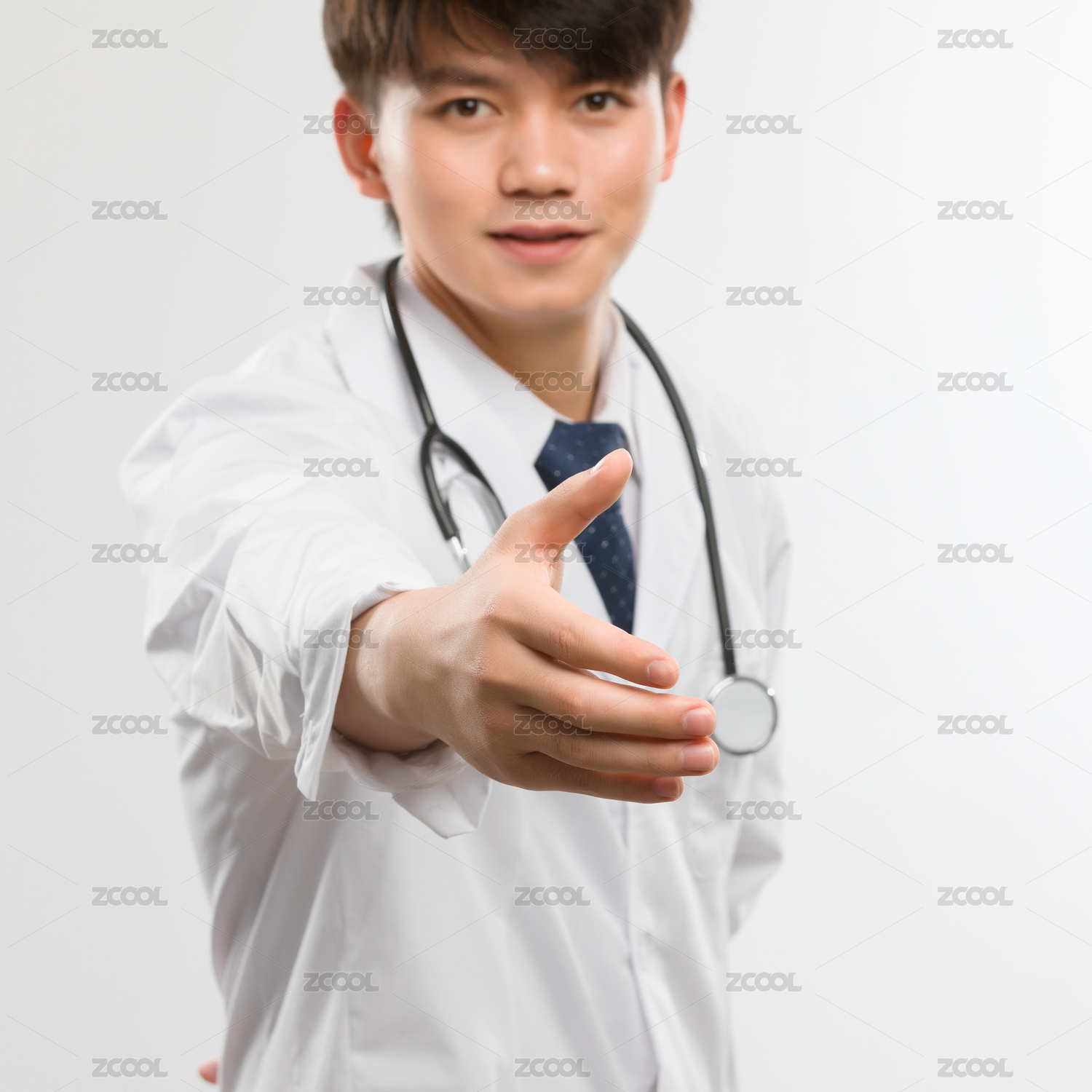白色背景里握手的亚洲年轻男医生