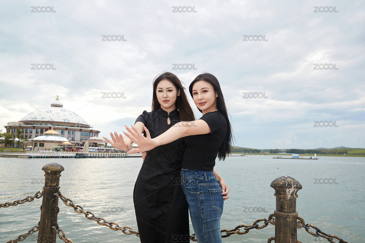 在旅游區(qū)湖邊打卡點(diǎn)拍照的美女閨蜜（主預(yù)覽-338564） - 未分類 - 站酷設(shè)計師藍(lán)太陽TNT原創(chuàng)素材 - 站酷ZCOOL