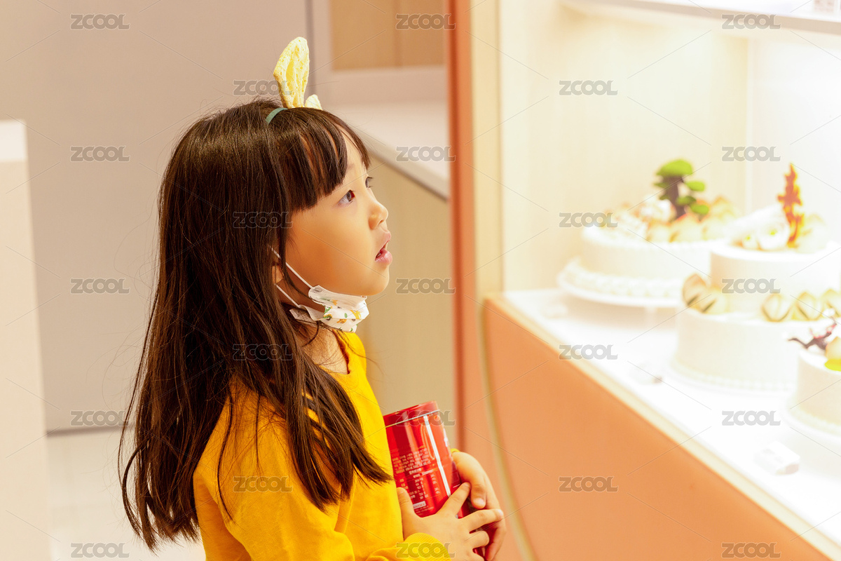 蛋糕店里的看著櫥窗里蛋糕的亞洲小女孩（主預(yù)覽-2185372） - 未分類 - 站酷設(shè)計(jì)師lilyhello原創(chuàng)素材 - 站酷ZCOOL