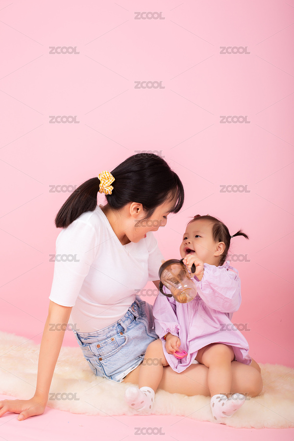 美麗的媽媽正陪伴自己可愛(ài)的孩子（主預(yù)覽-8668969） - 未分類(lèi) - 站酷設(shè)計(jì)師啊喔鵝咿嗚魚(yú)原創(chuàng)素材 - 站酷ZCOOL
