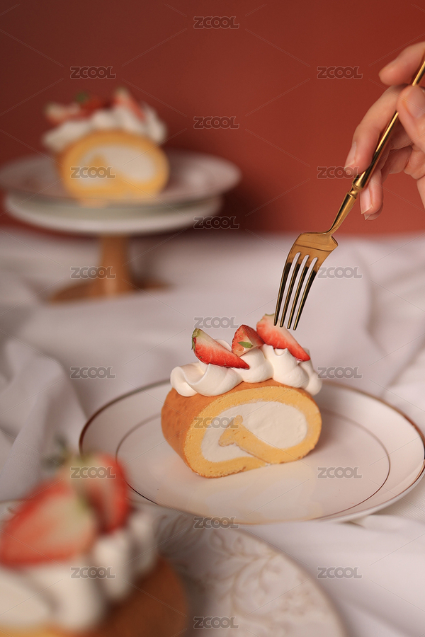 紅色背景叉子奶油夾心草莓藍(lán)莓裝飾蛋糕卷（主預(yù)覽-990113） - 未分類 - 站酷設(shè)計(jì)師Ptskong原創(chuàng)素材 - 站酷ZCOOL