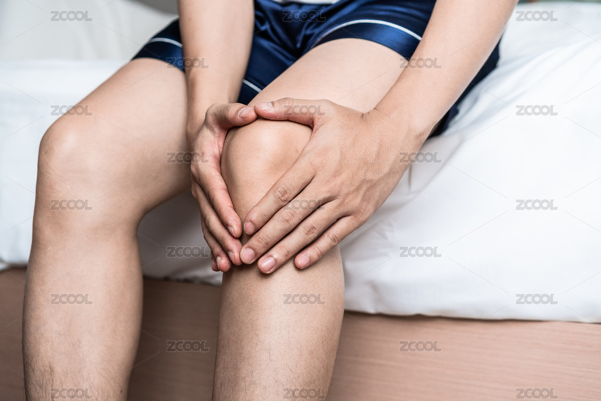 坐在床邊的男子用手捂住膝蓋（主預覽-140210） - 未分類 - 站酷設計師Anciens原創(chuàng)素材 - 站酷ZCOOL