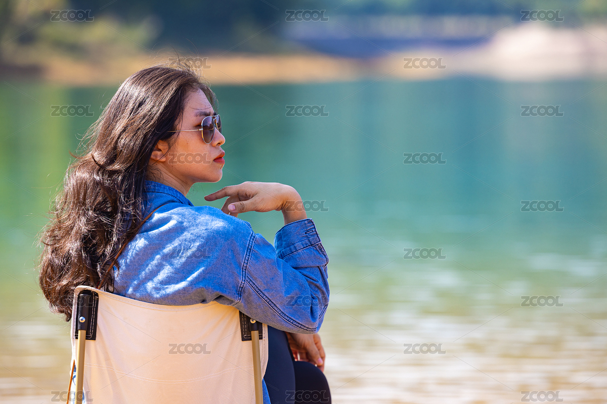 一个女人在水边坐在一把折叠椅上（主预览-8591159） - 未分类 - 站酷设计师红门菜菜原创素材 - 站酷ZCOOL