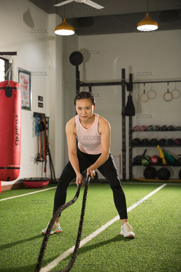 使用健身器械戰(zhàn)繩訓(xùn)練的年輕女性（主預(yù)覽-6579319） - 未分類 - 站酷設(shè)計師今天喝咖啡了嗎原創(chuàng)素材 - 站酷ZCOOL