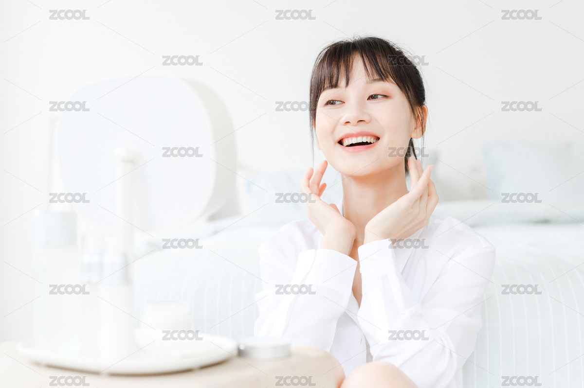 照鏡子化妝的年輕女性（主預(yù)覽-9144174） - 未分類(lèi) - 站酷設(shè)計(jì)師站酷素材原創(chuàng)素材 - 站酷ZCOOL